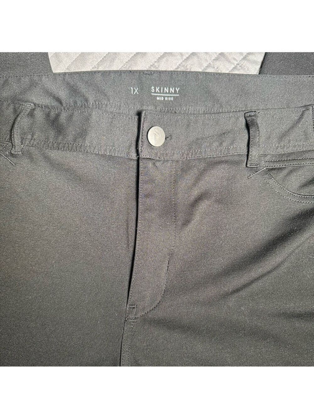 Simply Vera Vera Wang Black Chinos Tapered Fit Size 1X - Picture 2 of 5
